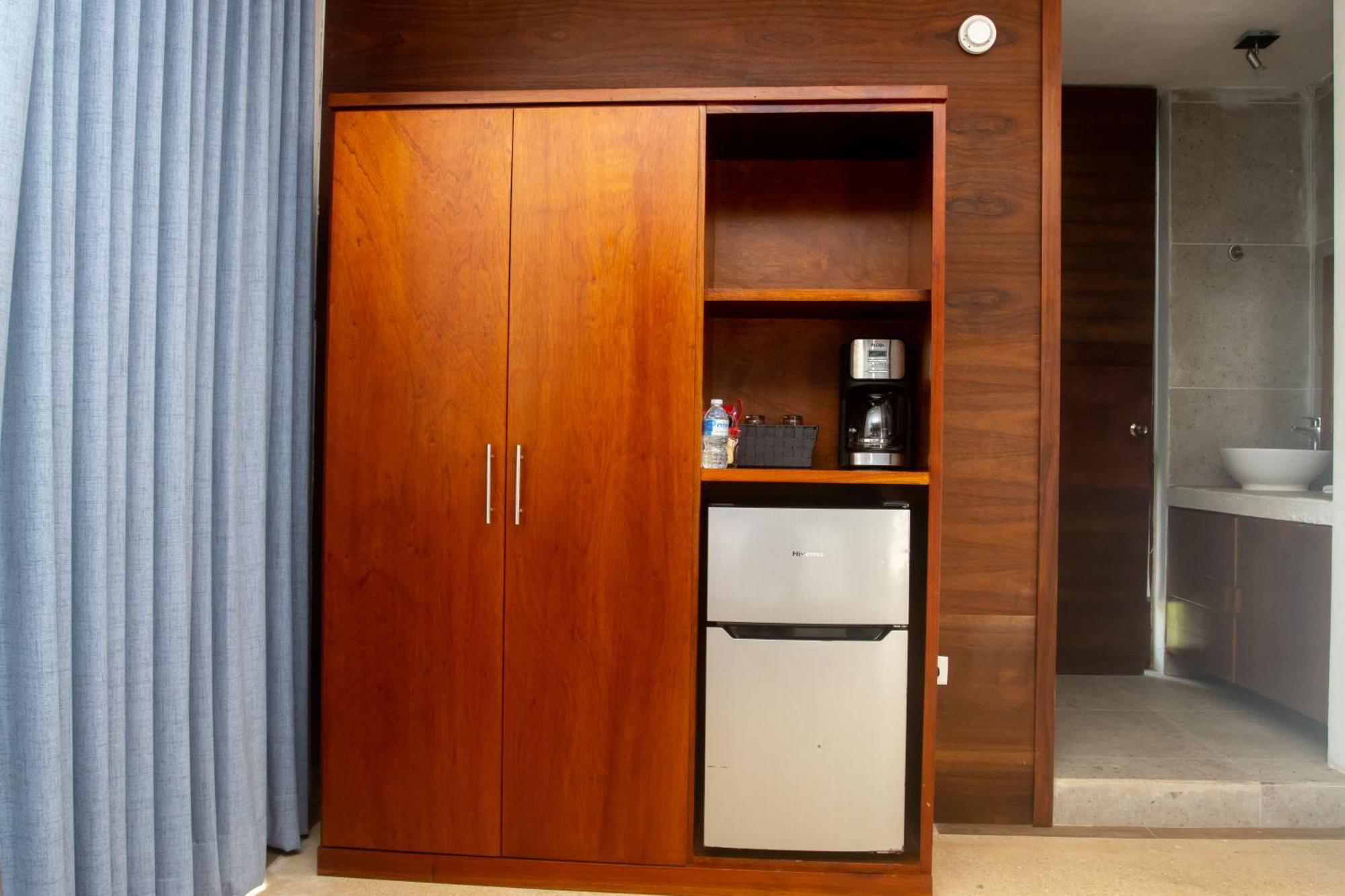 Hotel Casa Tortuga Tulum - Cenotes Park Inclusive 外观 照片 A hotel room with a mini-refrigerator